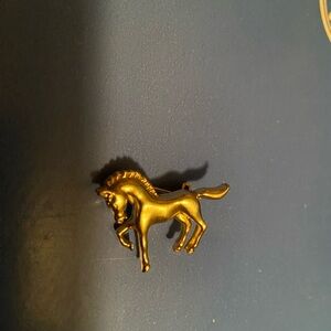 Vintage beautiful HORSE brooch pin Gold tone equestrian equine horses rider love